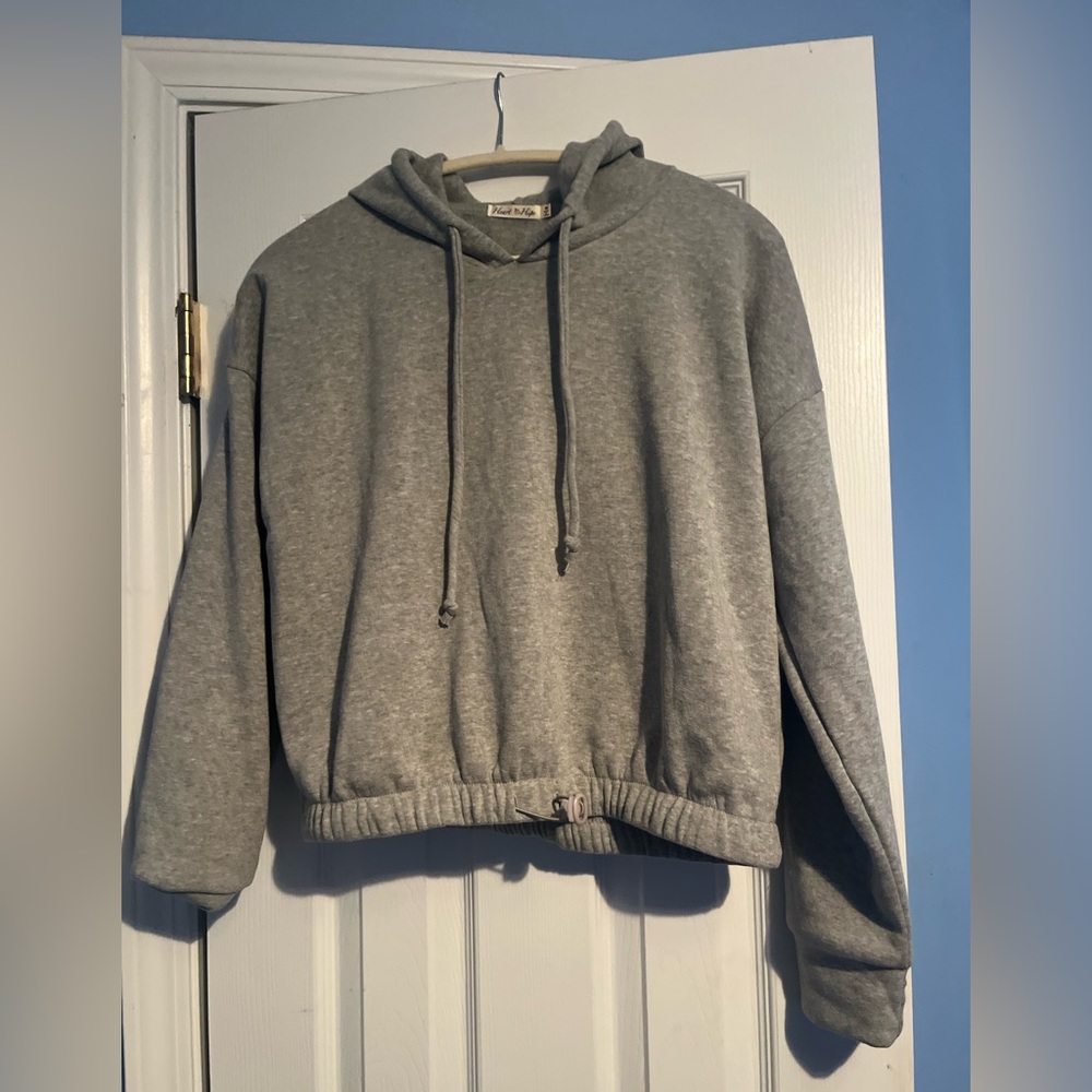 Brand new cropped sweatshirt so cute ! Size m grey